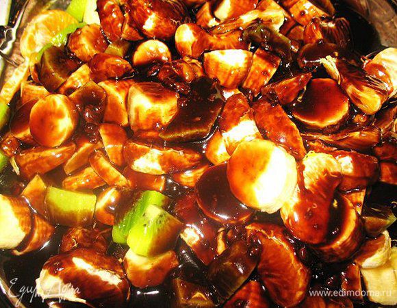 Заливаем топлёным шоколадом мандарины,киви,бананы.