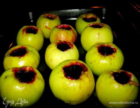 Берём деревенские крепкие зелёные яблочки...
убираем серединку...наполняем свежей чёрной смородой перетёртой с сах.песком...ставим в духовку и нагоняем до200гр.,
готово через15мин.