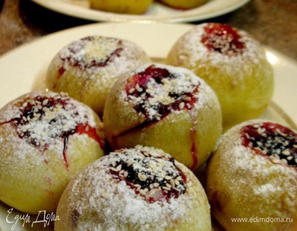 Антоновка!!!!
Весь секрет прост!!!!аккуратно вырезаем серединку чтоб не лопнуло по краям яблоко...и в холодную духовку постепенно нагреваясь яблоко не лопнет.....вот всё целое и остаётся ...Посыпаем сах.пудрой и кунжутом.