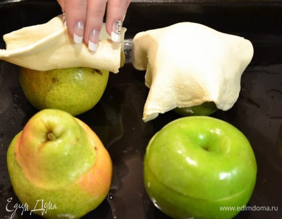 Захотелось на ужин печёных груш и яблочек)
Отрезаем крышечки,уберем сердцевину....у меня смородина чёрная с сахаром,
