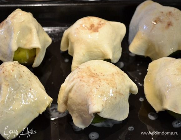 Сверху накрываем без дрожжевым слоёным тестом....