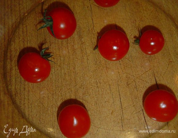 Помидоры выкладываем на противень, застеленный пергаментом, и отправляем в духовку,нагретую до 180 гр. пока они не станут мягкими(где-то на 10-15 минут).