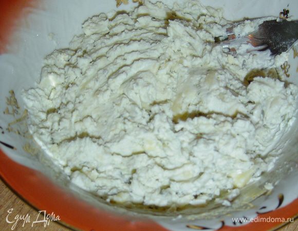 Рокфор выкладываем в миску,разминаем его, добавляем творожный сыр и перемешиваем до однородной массы.