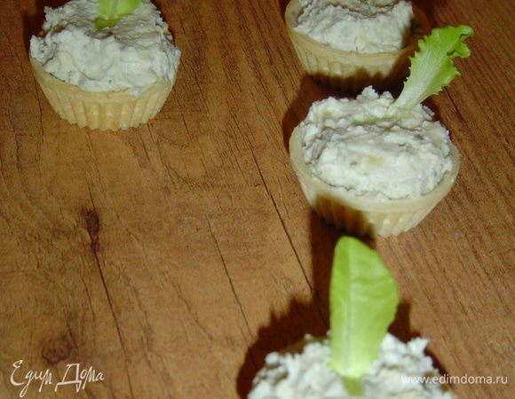 украшаем листиками салата,