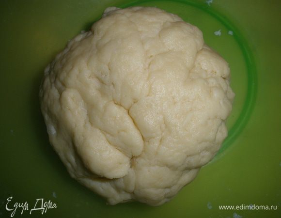 Муку просеить, добавить соль, сахар и воду. Масло порубить на мелкие кусочки. Замесить плотное тесто. Я добавила еще ровно 1 ст ложку муки и тесто получилось идеальным. Скатать в шар. Убрать в холодильник на пол часа. 