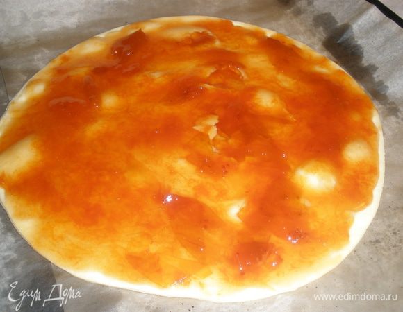 Пропеченный корж смазать вареньем, оно должно быть очень густым и уложить полоски. смазать их желтком и поставить выпекатся еще на 15 минут, но уже при температуре 200 градусов. 