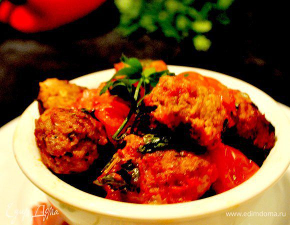 Форму для выпечки(или жаропрочную посуду)накрыть фольгой,выложить обжаренные тефтели,залить томатным соусом,накрыть фольгой и поставить в разогретую до 180С духовку на 25-30 минут.Затем достать тефтели и добавить к ним помидоры "черри",посыпать измельчённой зеленью,не накрывая фольгой запекать ещё 15 минут.Подавать горячими со свежими овощами.
Приятного аппетита и вкусных выходных!