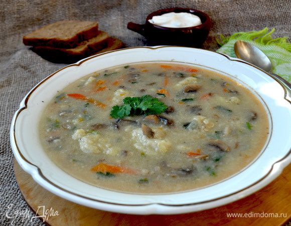 Подавать со сметаной.Очень сытный и вкусный суп!
Приятного аппетита!