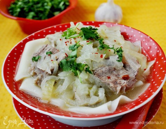 Из бульона достать мясо и нарезать его ломтиками.
В пиалу или глубокую чашку положить готовую лапшу,на неё уложить ломти мяса и полить горячим бульоном с луком.Посыпать зеленью,острым красным или чёрным перцеп и подавать.Приятного аппетита!