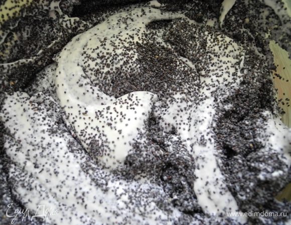 Мак хорошо перемешать со сметаной и оставить на полчаса.
