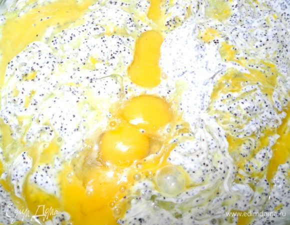 В маково-сметанную смесь миксером вмешать яйца.