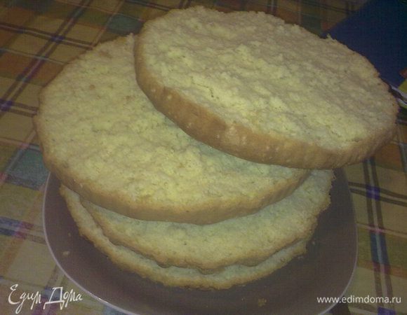 Разрезаем бисквит на коржи.