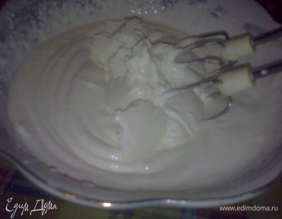 Готовим крем с Маскарпоне: взбиваем миксером сливки, добавляем сахарную пудру и продолжаем взбивать до густоты. Аккуратно добавляем Маскарпоне и ещё раз взбиваем.