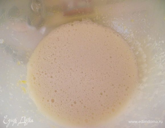 В миску всыпать дрожжи сахар и залить тёплым молоком. Поставить в тёплое место пока дрожжи не начнут подниматься, минут на 15-20. Яйца взбить с солью добавить масло, затем дрожжи с молоком вся перемешать.