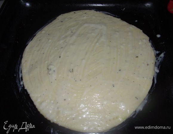 Для соуса, обжарить муку на масле примерно 1 минуту, добавить молоко, специи, варить до загустения.