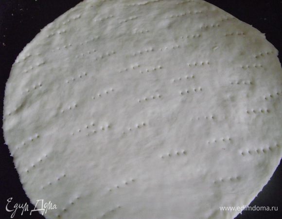 Тесто раскатать толщиной примерно 3-4 мм. Проткнуть вилкой. 