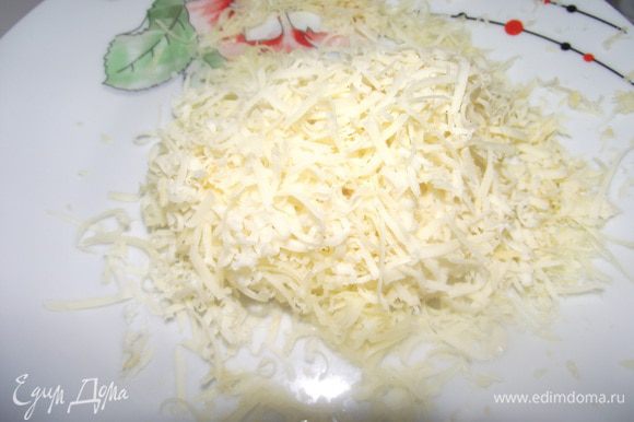 Твёрдый сыр натереть на тёрке, мягкий поломать руками, помидоры порезать.
