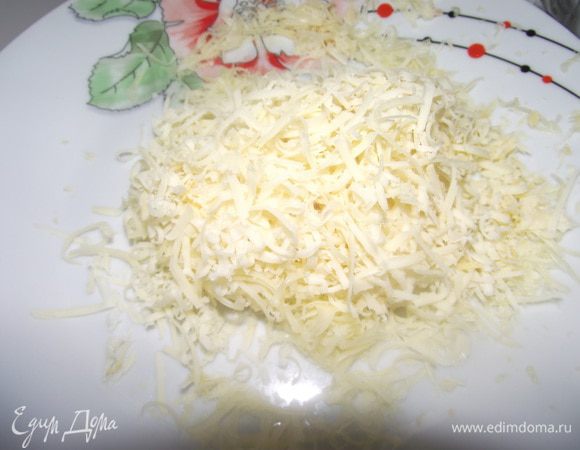 Твёрдый сыр натереть на тёрке, мягкий поломать руками, помидоры порезать.