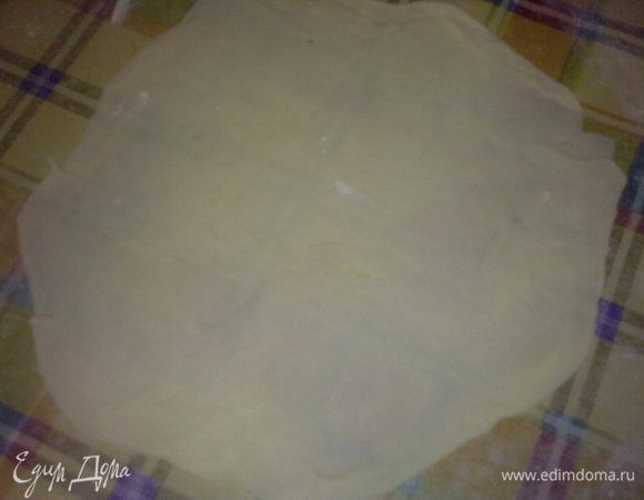На присыпанной мукой поверхности раскатываем лепёшку. Тесто должно быть мягким и эластичным, поэтому достаточно хорошо раскатывается. Лепёшку раскатать буквально до прозрачности.  