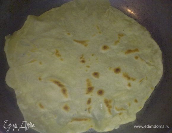 Нагреваем сковородку с толстым дном и готовим наши лепёшки (без масла).
Когда одна сторона становиться не призрачной и начинает пузыриться - время переворачивать тортилью. 