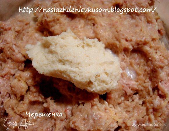 Затем батон отожмите руками так, чтобы из него перестало течь молоко, добавьте в фарш и снова хорошо перемешайте. Многие спрашивают, зачем я добавляю хлеб. Дело в том, что при обжарке в него впитывается весь сок, который выделяет мясо и не дает этому соку «убежать» из котлет, в результате котлетка получается сочной.