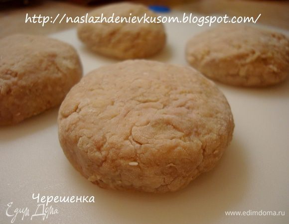 Теперь добавьте 1–2 ст. л. крепкой заварки. Чай используйте без ароматизаторов, простой черный, посолите, перемешайте, сформируйте котлеты и обваляйте их в муке.