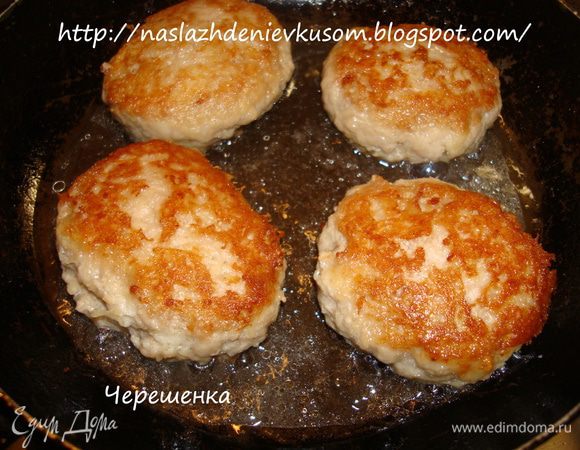 Обжарьте котлеты с двух сторон до небольшой румяной корочки.