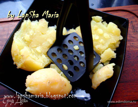 Отварить картофель в мундире до готовности в подсоленной воде. Остудить и снять кожицу. Размять толкушкой и добавить немного растительного масла. Проверить на соль, при необходимости досолить.