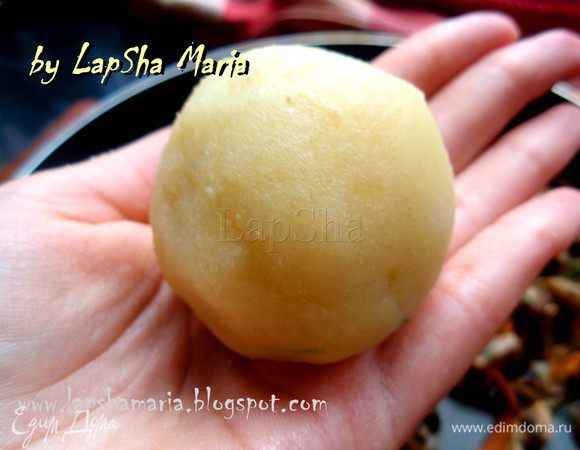 Сверху положить ещё немного картофеля, собрать в шарик и покатать его в руках аккуратно. 