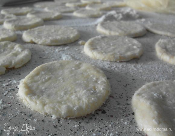 Раскатать тесто в тонкий пласт и вырезать из него кружечки.