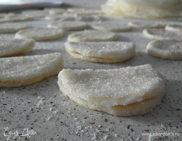 Каджый кружечек обмакнуть в сахар, свернуть пополам и верхную часть посыпать сахаром.