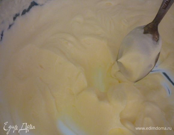 Охлаждённые сливки взбить с сахарной пудрой.