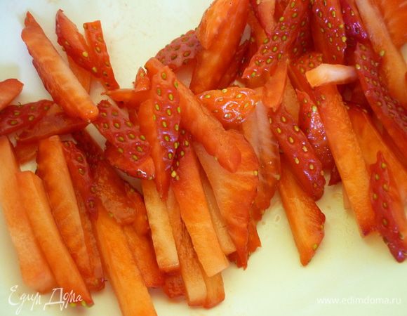 Клубнику нарезать соломкой.Часть оставить для украшения.