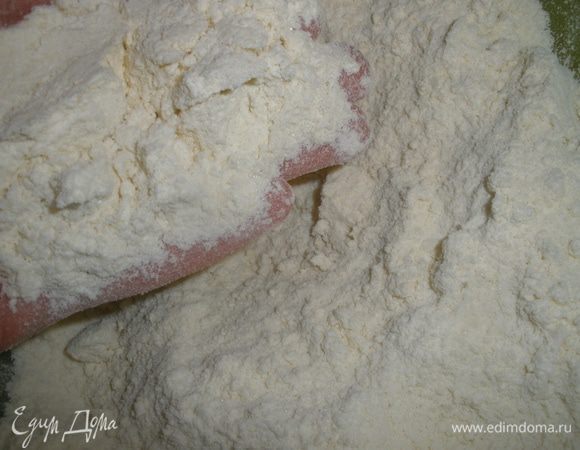 Смешать в большой миске муку, соль, сахар, соду, разрыхлитель. Добавить мелко порезанное сливочное масло и растереть тесто в крошку.