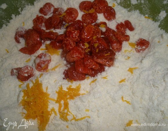 В сухую смесь добавить предварительно замоченную вишню и цедру. 