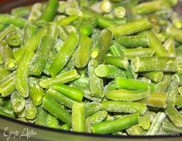 Приготовить на пару стручковую фасоль. Таймер на 8–10 минут.
