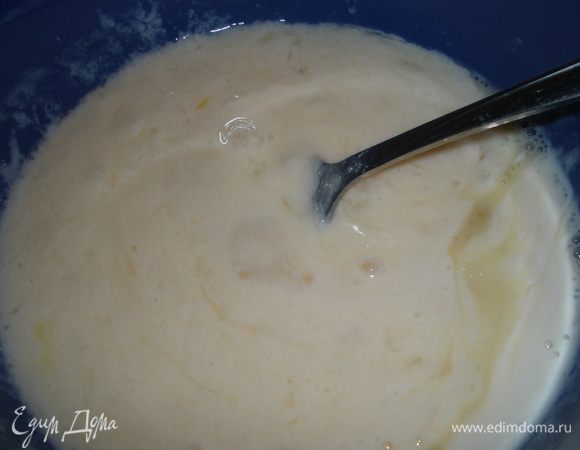 Яйца взбить с кефиром. Смешать обе смеси. 