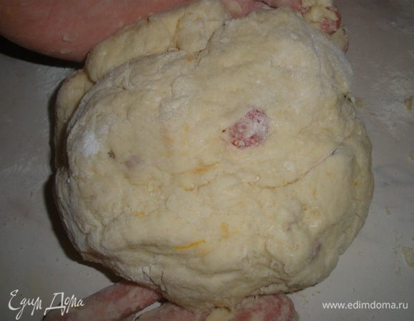 Вымесит тесто, оно будет достаточно мягким и прилипать к рукам. можно немного присыпать мукой, но долго месить не надо. Сформировать шар. 