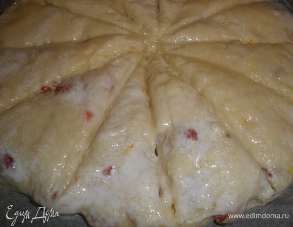 Смазать лепешку кефиром, присыпать сахаром. Сделать 12 надрезов тыльной стороной ножа, но не до конца. Выпекать 20 минут при температуре 200 градусов. 