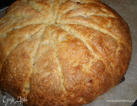 Для глазури в пудру ввести лимонный сок, но не весь сразу, как пудра станет густой значит она готова! Полить остывшие сконы глазурью и разрезать на сегменты. 
