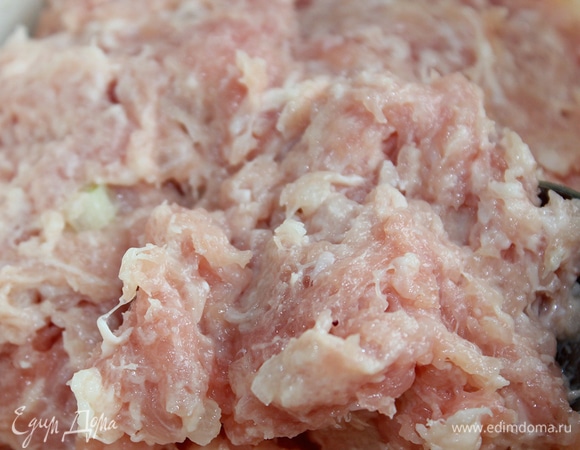 Смешать куриный фарш с индейкой. Можно сделать 500 грамм куриного и 500 грамм фарша индейки. Это на ваш вкус. Добавляем майонез, сметану, соль.