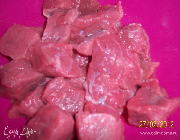 мясо нарезать на небольшие куски 