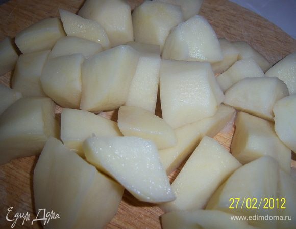 картофель очистить и разделить на 4-6 частей каждую.