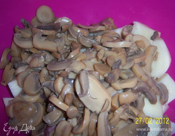 грибы откинуть на дуршлаг, дать стечь жидкости. Соеденить мясо, картофель и грибы, добавить майонез и специи и всё перемешать.