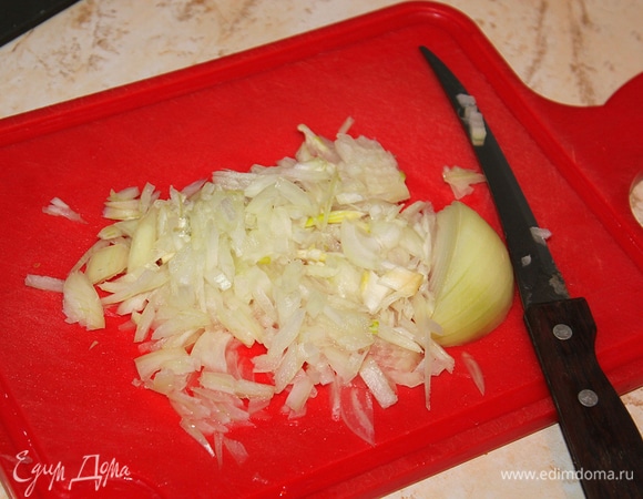 Обжарить на оливковом масле лук. Добавить вместе с фасолью к фаршу. Перемешать.