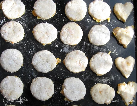 Раскатать тесто толщиной 1,5 см. Вырезать стаканом пряники. Противень выстелить пергаментом. (У меня пергамент закончился, поэтому слегка присыпала мукой).Выложить пряники не очень плотно друг к другу.  Выпекать с конвекцией 15-18 минут при температуре 180 градусов.