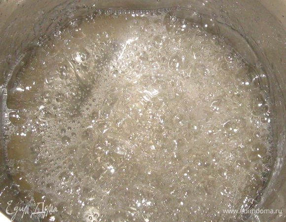 Тем времени приготовить сахарный сироп. Я делаю так: в кастрюлю для микроволновки отмеряю воду и сахар и ставлю на максимальную мощность на 3 минуты. Затем переставляю на огонь. Делаю его небольшим и ,помешивая, готовлю 10-15 минут.