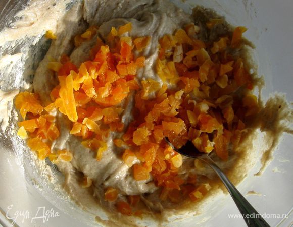 Курагу подсушить, нарезать мелко и добавить в тесто.