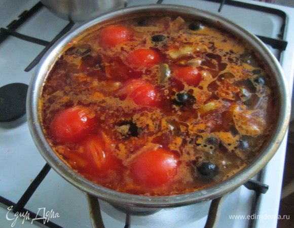 Лук очистить, нашинковать. Разогреть в кастрюле масло и обжарить лук до прозрачности.
Морковь очистить и натереть на крупной терке. Добавить к луку и обжарить в течении 1 минуты.
Добавить томатную пасту и муку к луку с морковью, перемешать, добавить грибной отвар в котором варили сухие грибы. Варить 5 минут.
Огурцы порезать и добавить к овощам, перемешать и тушить ещё 5 минут.
Сухие грибы (их надо заранее замочить и отварить в небольшом количестве воды) и нарезанные пластинками шампиньоны, обжарить на масле 5 минут. Эту операцию лучше сделать в самом начале.
Добавить грибы к овощам, перемешать. Заливаем водой, солим, перчим, добавляем лавровый лист и варим 7 минут.
Теперь добавляем маслины и томаты черри, варим ещё 5 минут. Всё солянка готова!
Перед подачей посыпать зеленью. Можно положить в тарелку ломтик лимона.