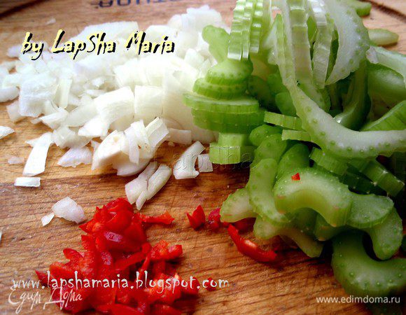 Нашинковать мелко лук, сельдерей тонкими полосками и очень мелко нарубить перчик чили.